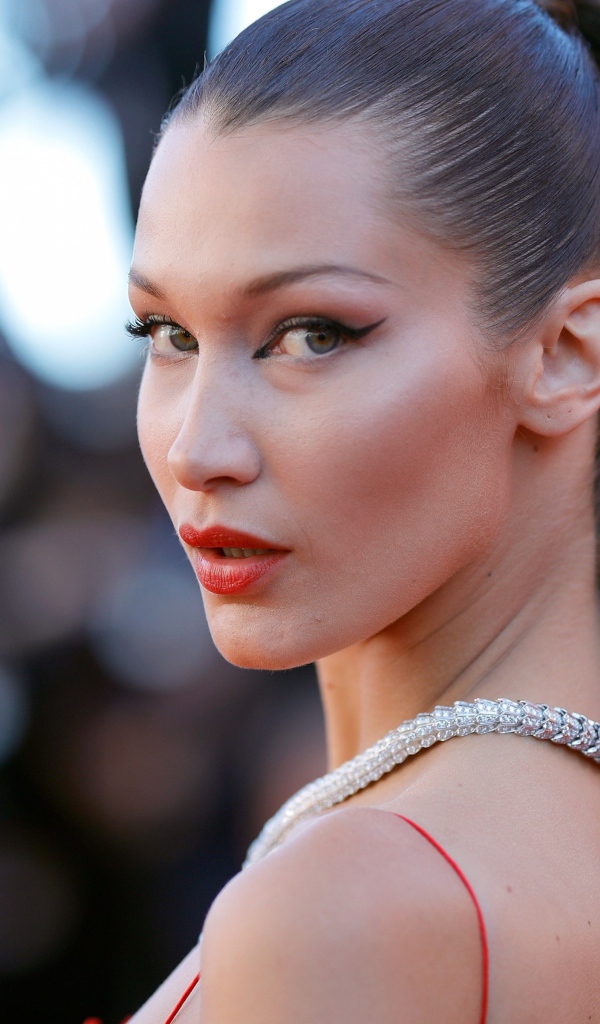 Красивые накрашенные глаза у модели Белла Хадид