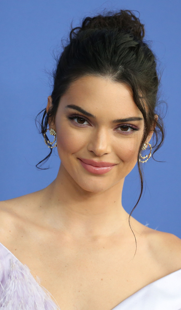 Красивая улыбающаяся модель Кендалл Дженнер 