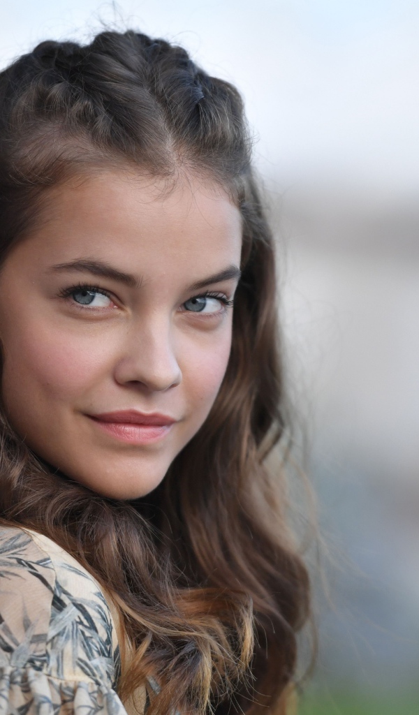 Красивая нежная молодая девушка Барбара Палвин