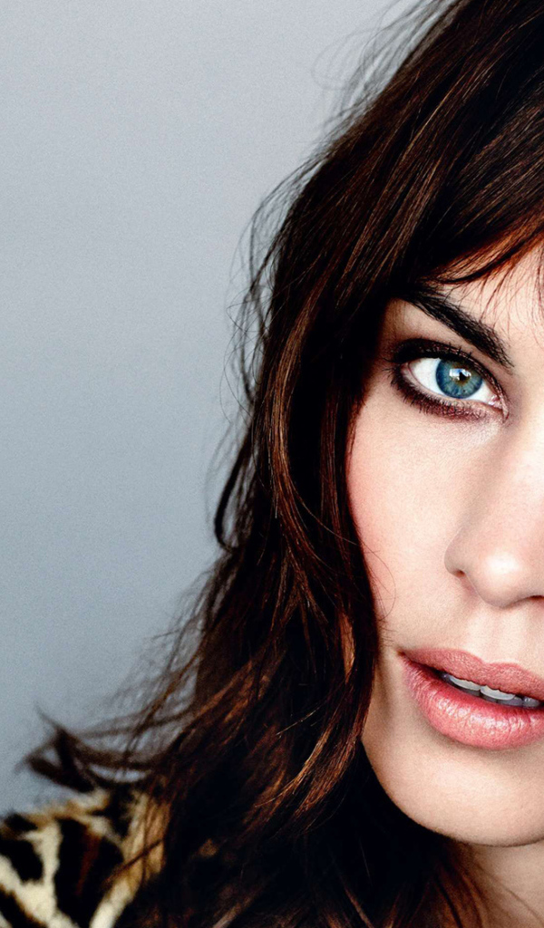 Голубоглазая девушка модель Алекса Чанг лицо крупным планом