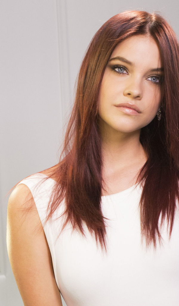 Голубоглазая девушка модель Барбара Палвин