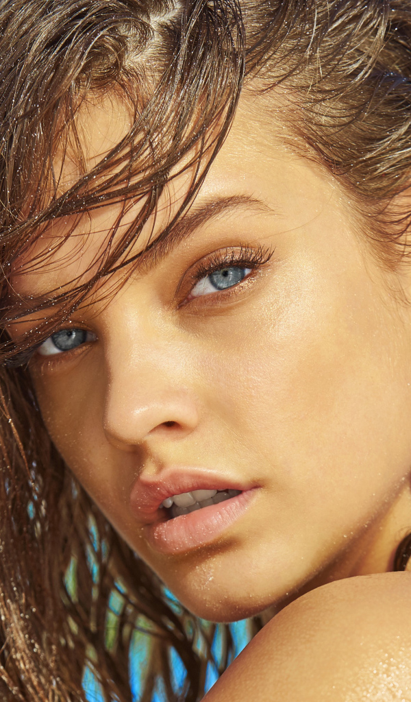 Голубоглазая девушка модель Барбара Палвин с мокрыми волосами