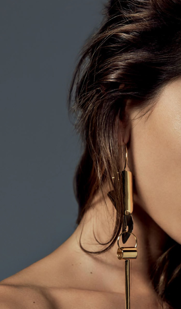 Бразильская супермодель Алессандра Амбросио на сером фоне