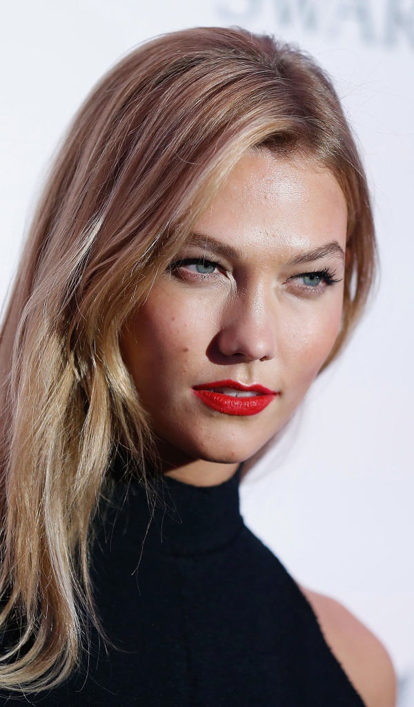 Яркая блондинка, модель Карли Клосс