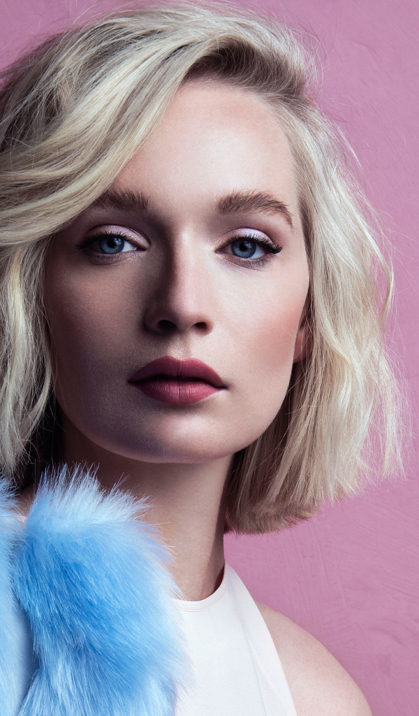 Ярка голубоглазая девушка модель на розовом фоне