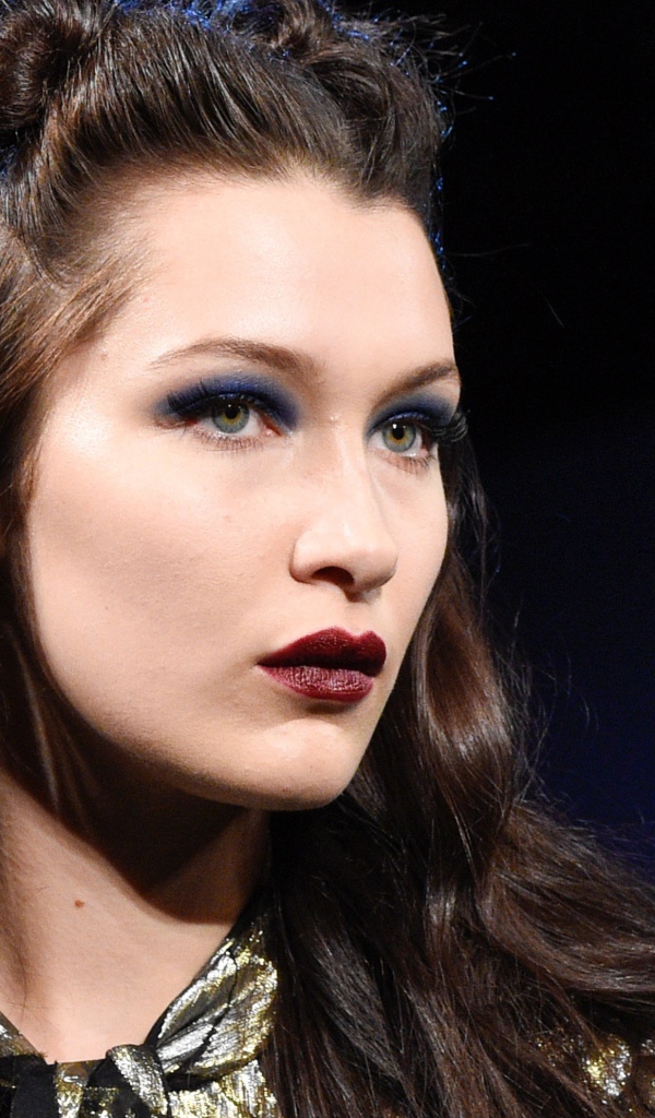 Лицо модели Белла Хадид с ярким макияжем крупным планом