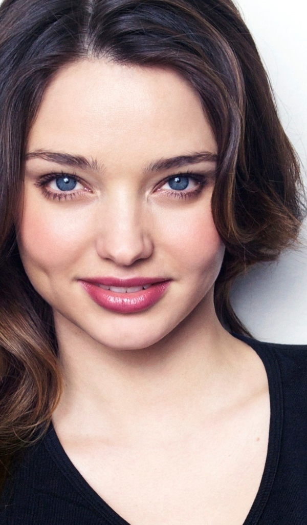 Нежная улыбающаяся голубоглазая девушка, модель Миранда Керр