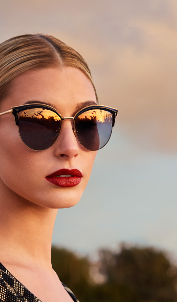 Модель Хейли Болдуин в солнцезащитных очках 