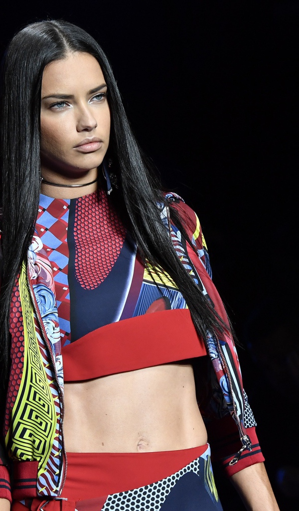 Длинноволосая брюнетка, модель Адриана Лима на подиуме