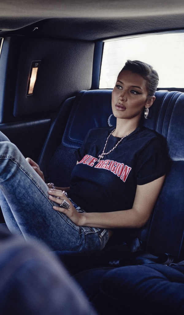 Модель Белла Хадид в джинсах в машине