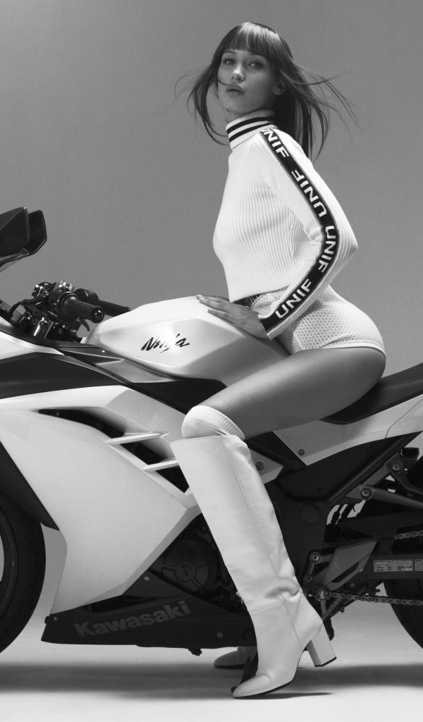 Модель Белла Хадид на мотоцикле черно белое фото