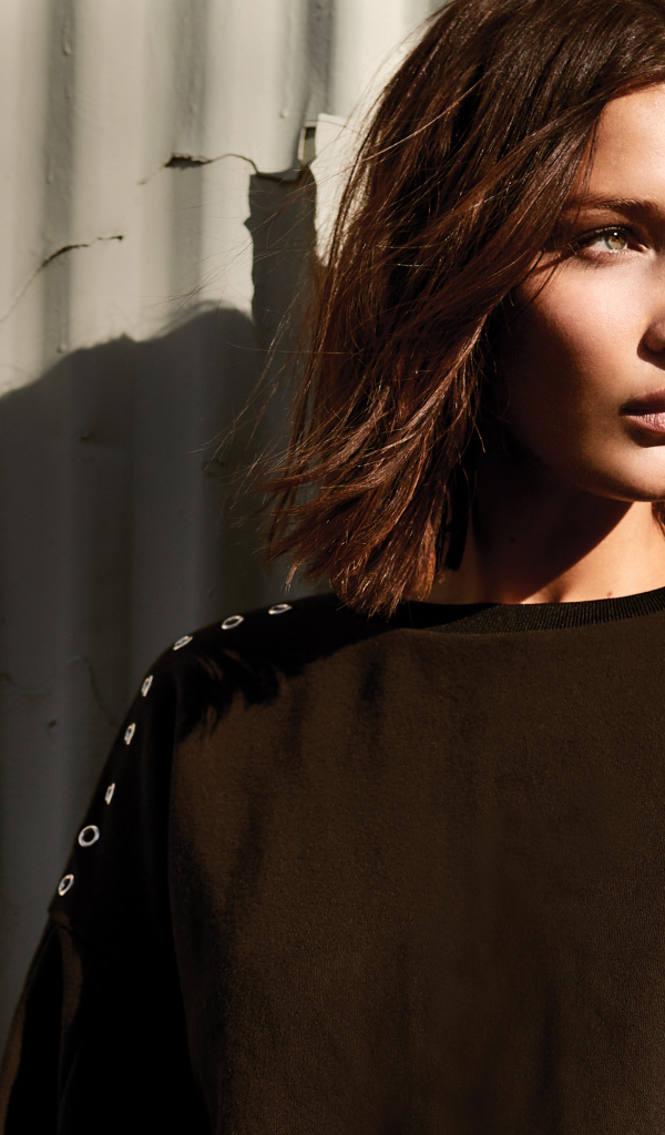 Модель Белла Хадид позирует у стены