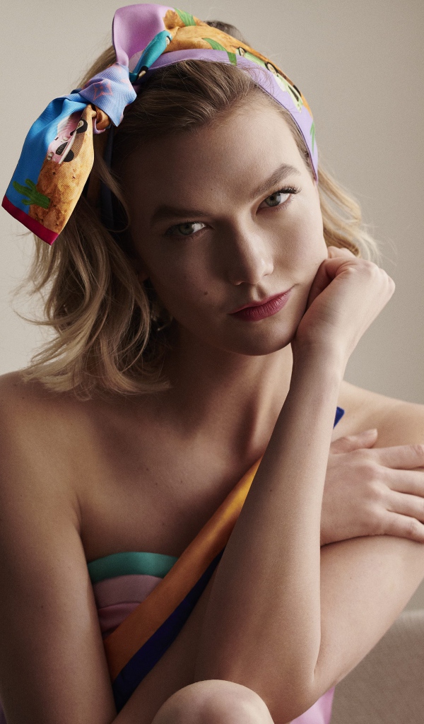 Модель Карли Клосс с платком на голове