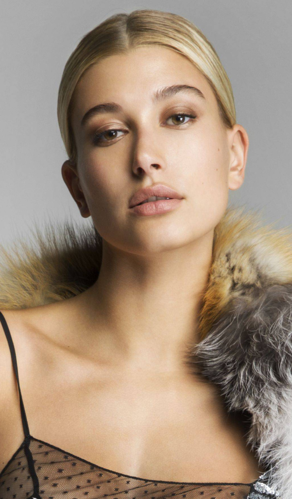 Модель Хейли Болдуин на сером фоне