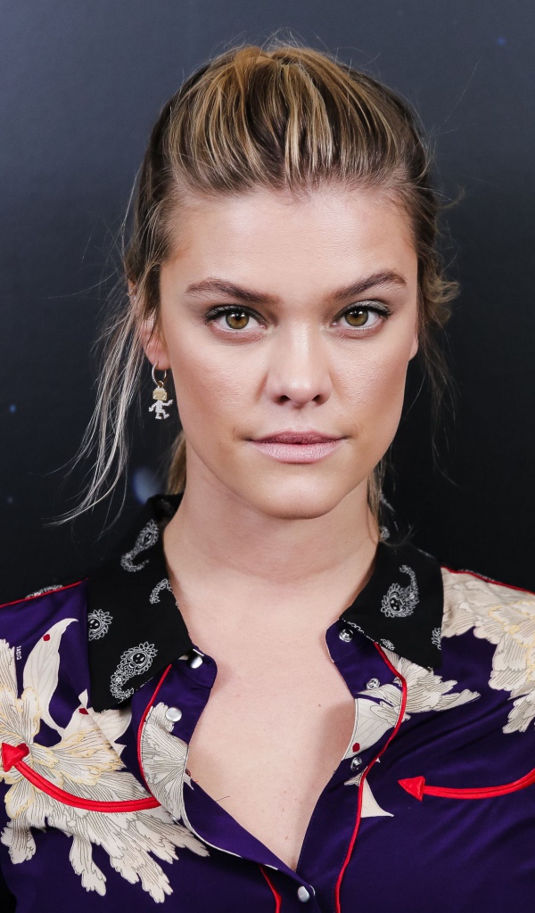 Модель Нина Агдал на черном фоне