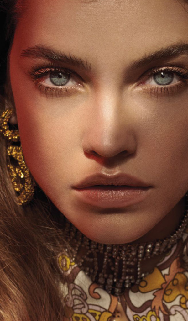 Популярная модель Барбара Палвин лицо крупным планом