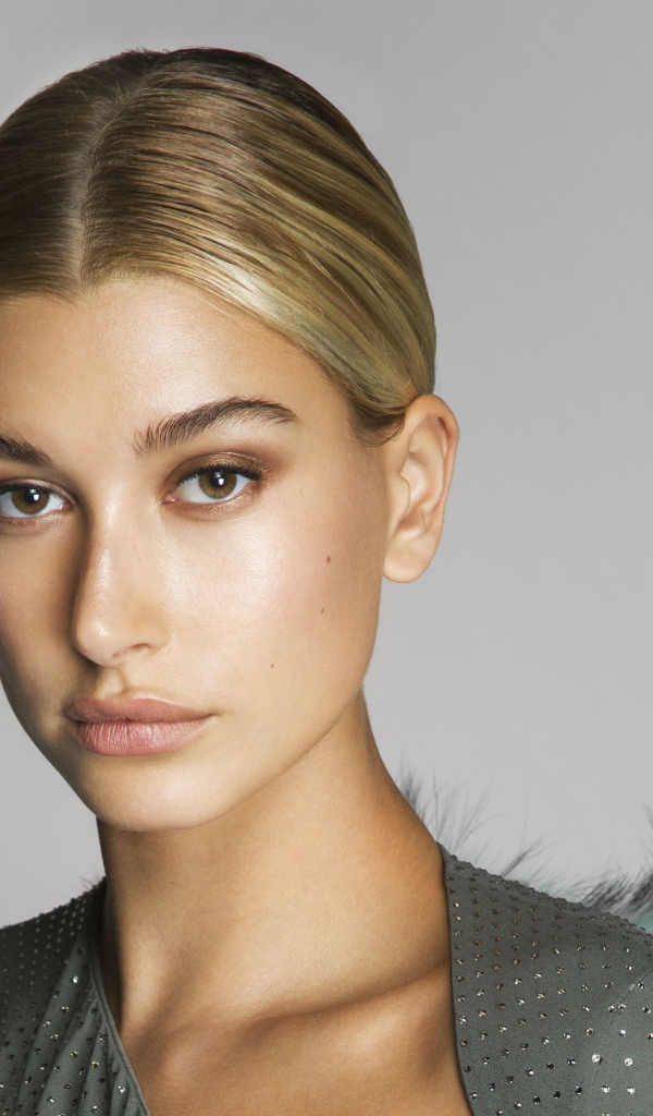 Серьезная блондинка, модель Хейли Болдуин на сером фоне