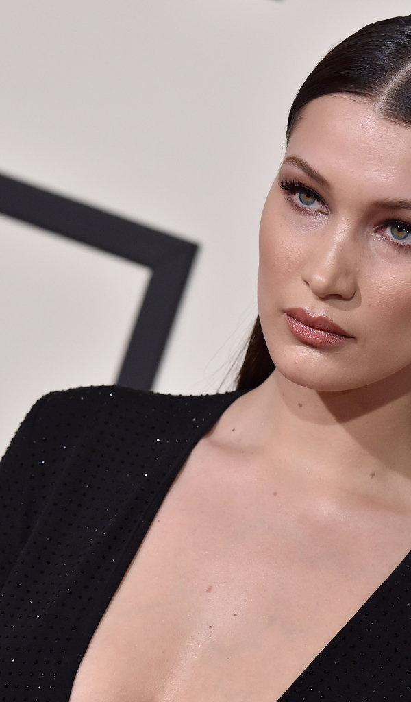 Серьезная девушка модель Белла Хадид