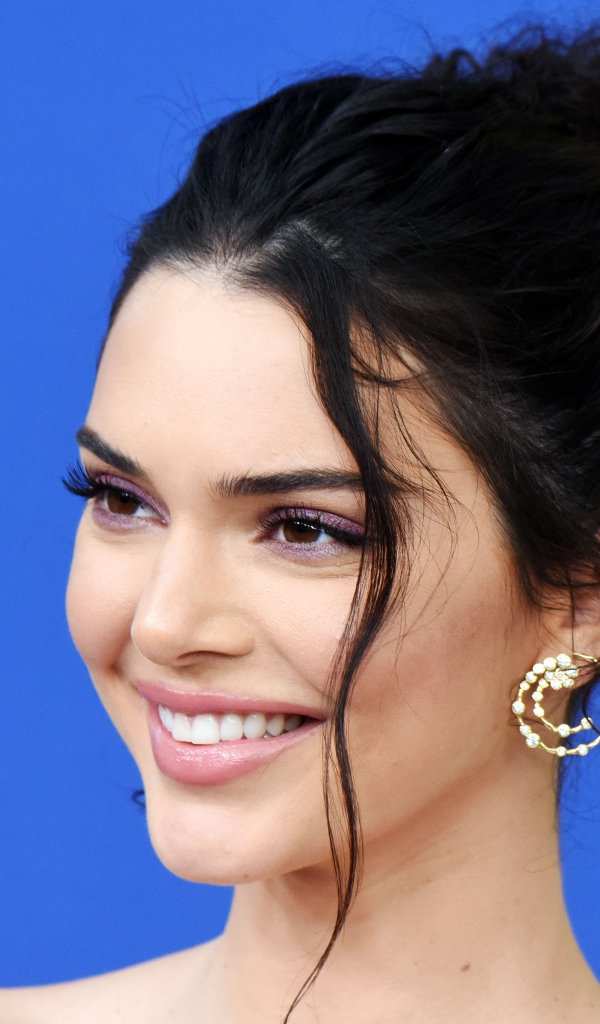 Улыбающаяся девушка модель Кендалл Дженнер 