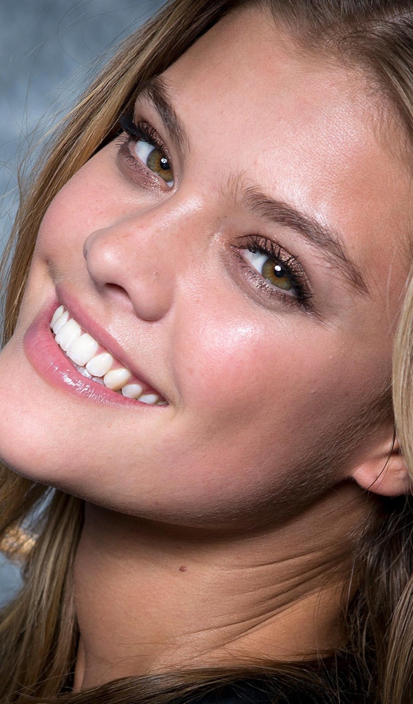 Улыбающаяся модель Нина Агдал лицо крупным планом