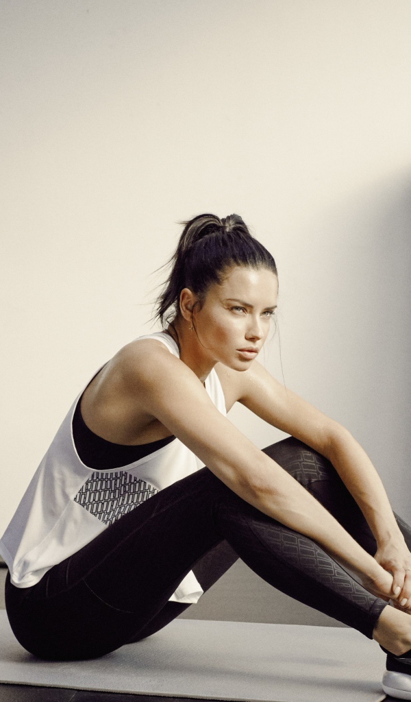 Спортивная девушка модель Адриана Лима в спортзале