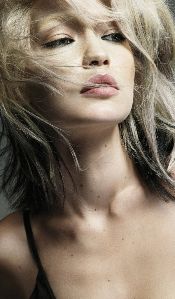 Стильная девушка, модель Джиджи Хадид на сером фоне