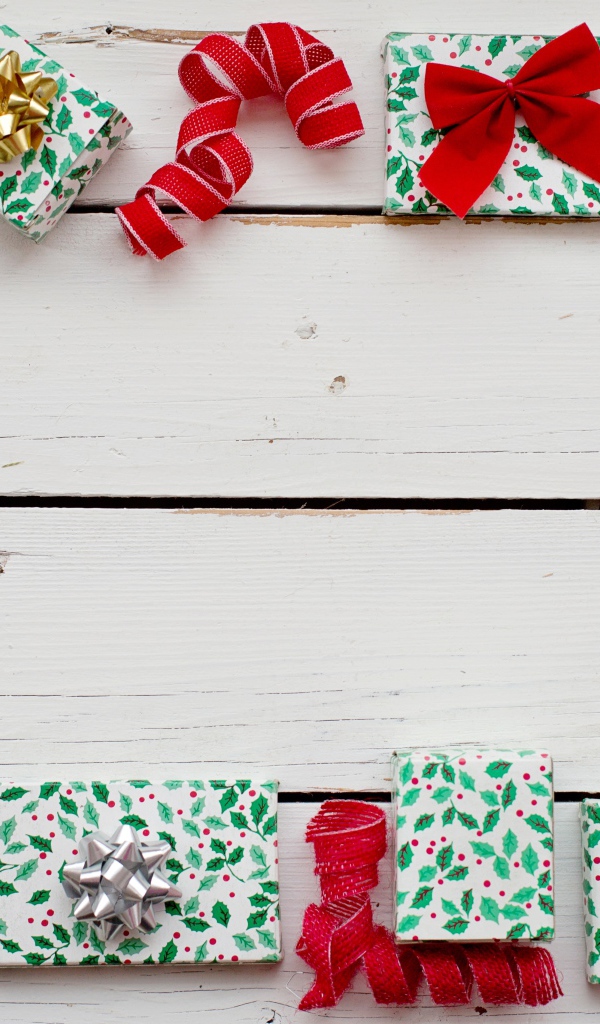 Много разных подарков с бантами на деревянном фоне, шаблон для открытки 