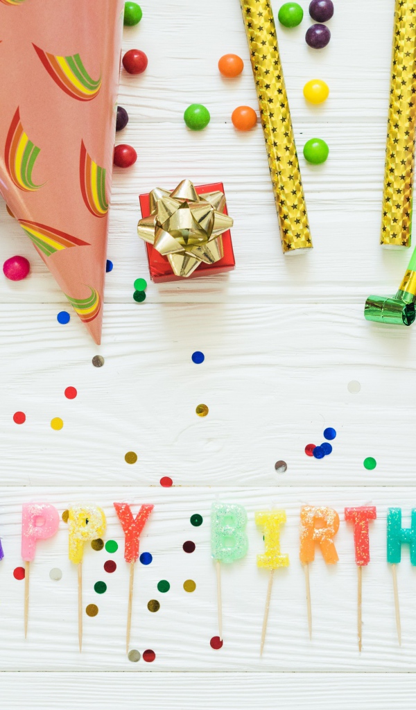 Надпись с Днем рождения на столе с подарками и украшениями