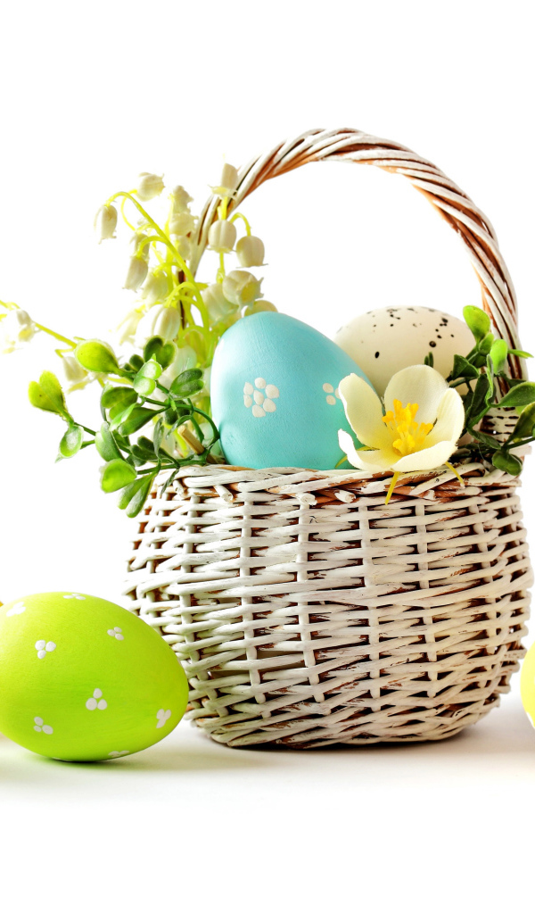 Корзина с крашеными яйцами на белом фоне на Пасху