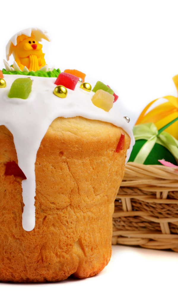 Красивый пасхальный кулич на белом фоне с корзиной крашеных яиц к празднику Пасха