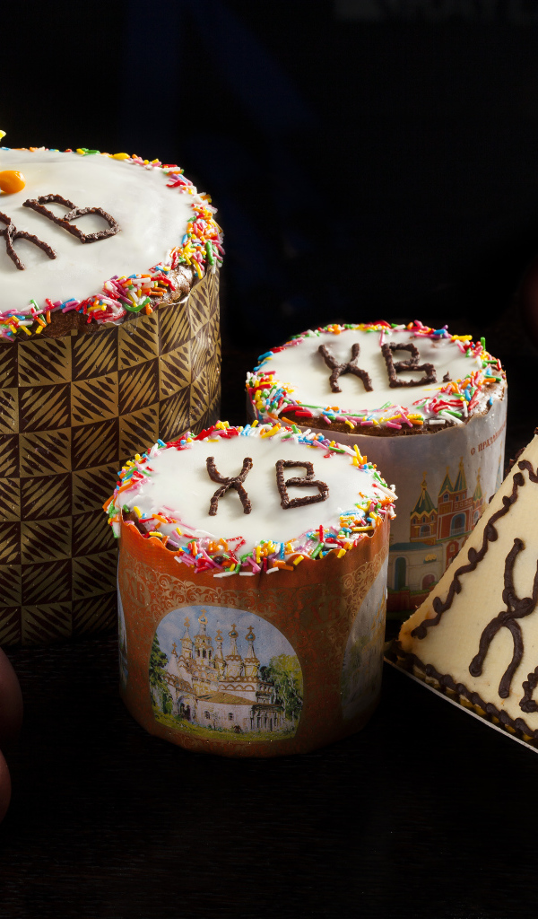 Красивые куличи и крашеные яйца на черном фоне на праздник Пасха