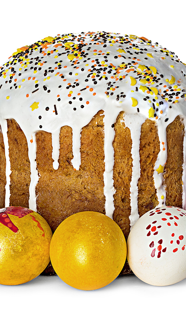 Красивый большой кулич с крашеными яйцами на белом фоне на Пасху