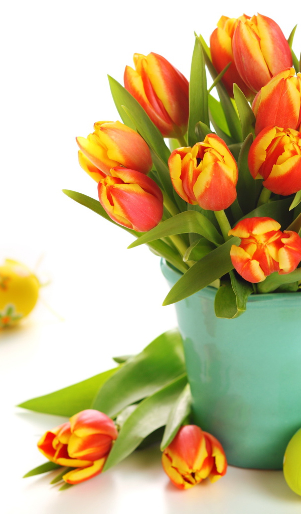 Букет оранжевых тюльпанов с пасхальными яйцами на праздник Пасха 