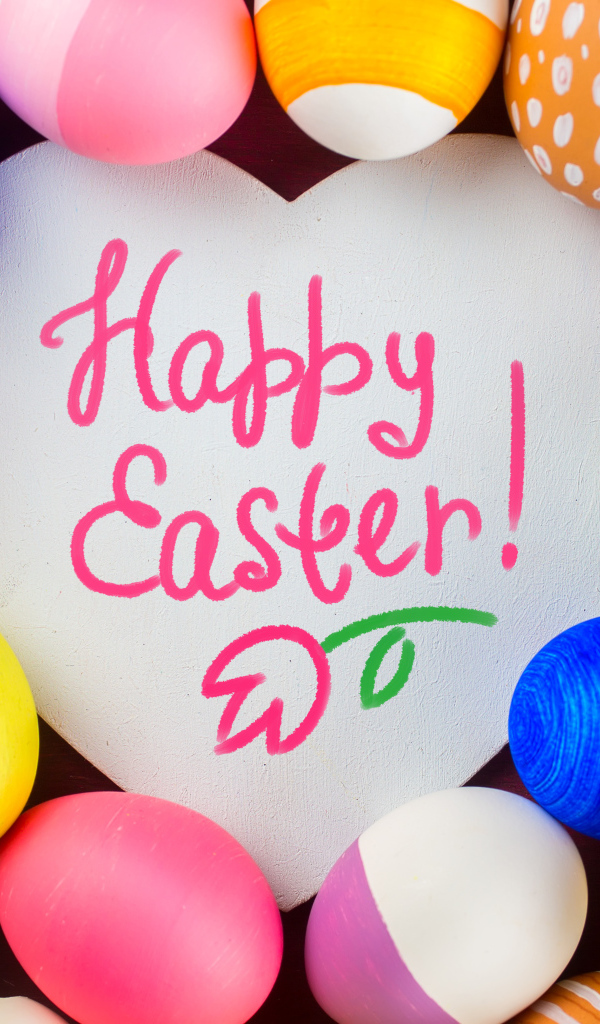 Разноцветные крашеные яйца с надписью Happy Easter