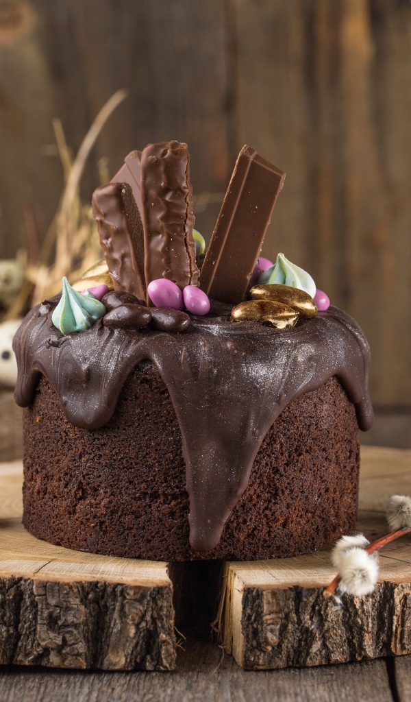 Пасхальный кулич с шоколадной глазурью и сладостями на праздник Пасха