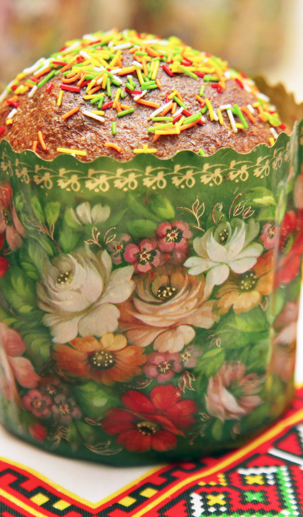 Кулич с посыпкой на Великий праздник Пасха