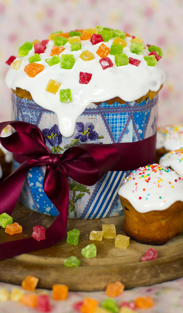 Куличи с цукатами на доске на Светлый праздник Пасха