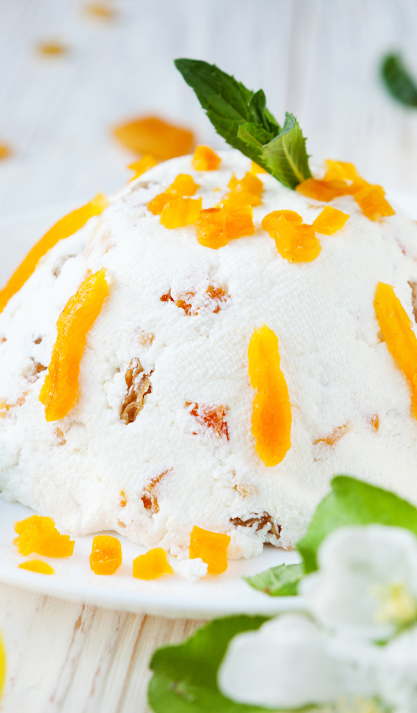 Сладкая творожная пасха с курагой на столе с крашеными яйцами