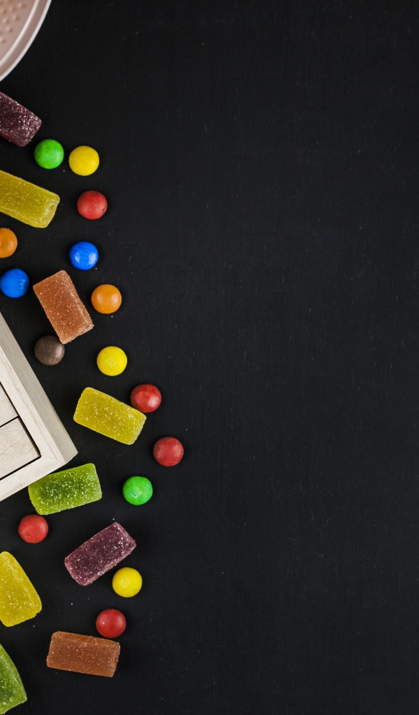 Конфеты, тыква и календарь на сером фоне на Хэллоуин