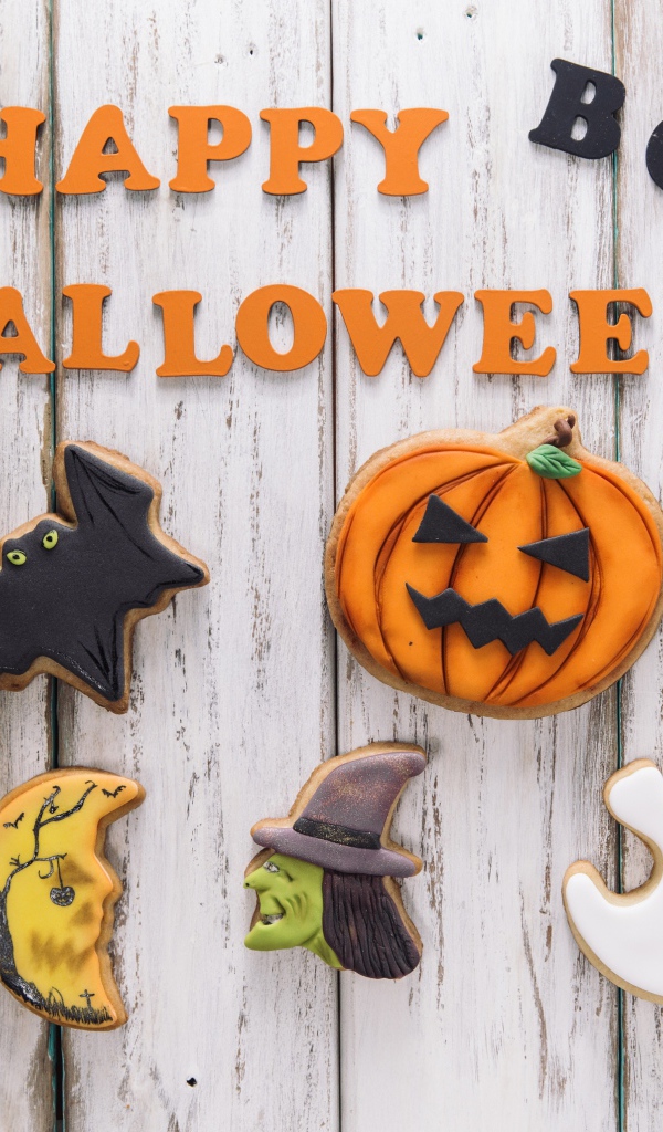 Печенье и надпись на деревянном столе на Хэллоуин 