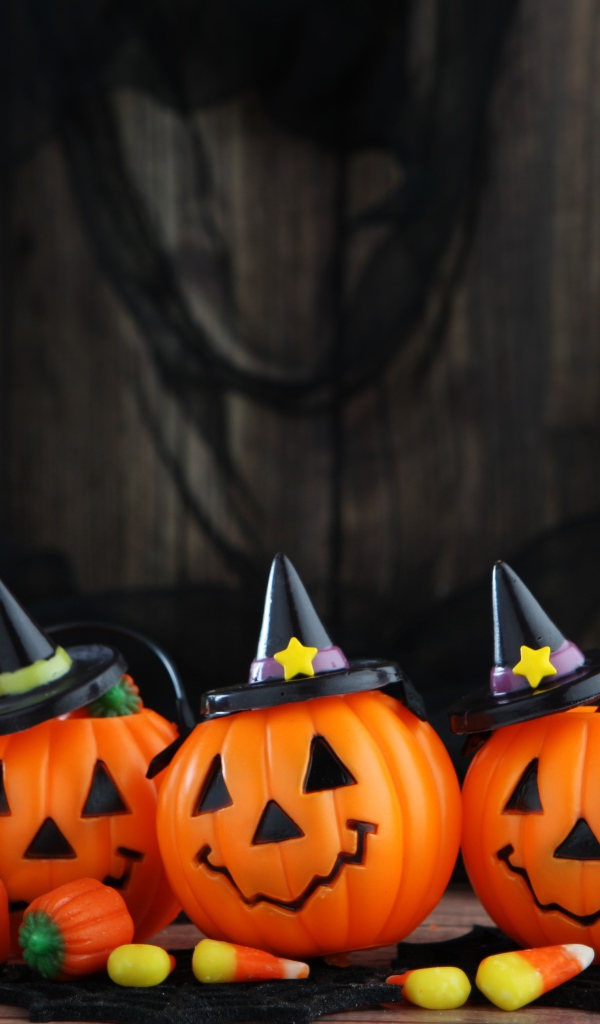 Забавные тыквы в черных шляпах на праздник Хэллоуин 