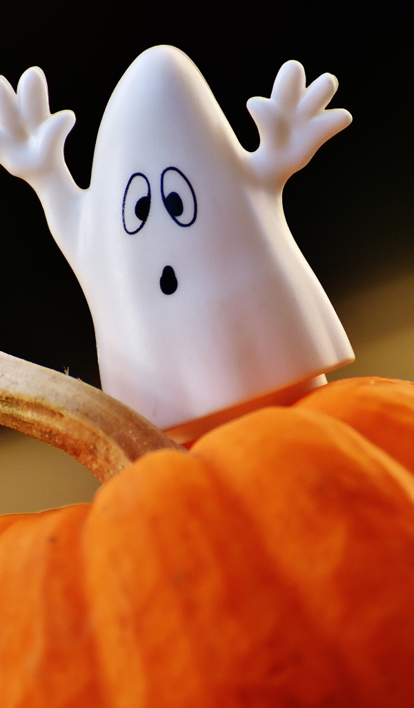 Игрушечные призраки на тыкве на Хэллоуин 