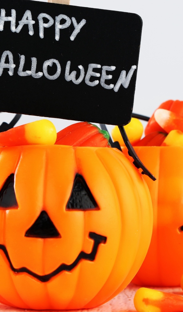 Тыквы со сладостями с надписью Счастливого Хэллоуина