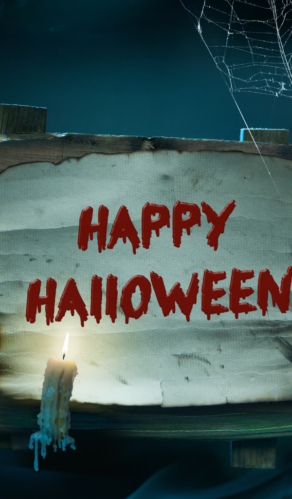 Страшная надпись Счастливого Хэллоуина на деревянной табличке со свечами
