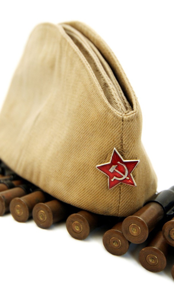 Военная пилотка с красной звездой с патронами на белом фоне