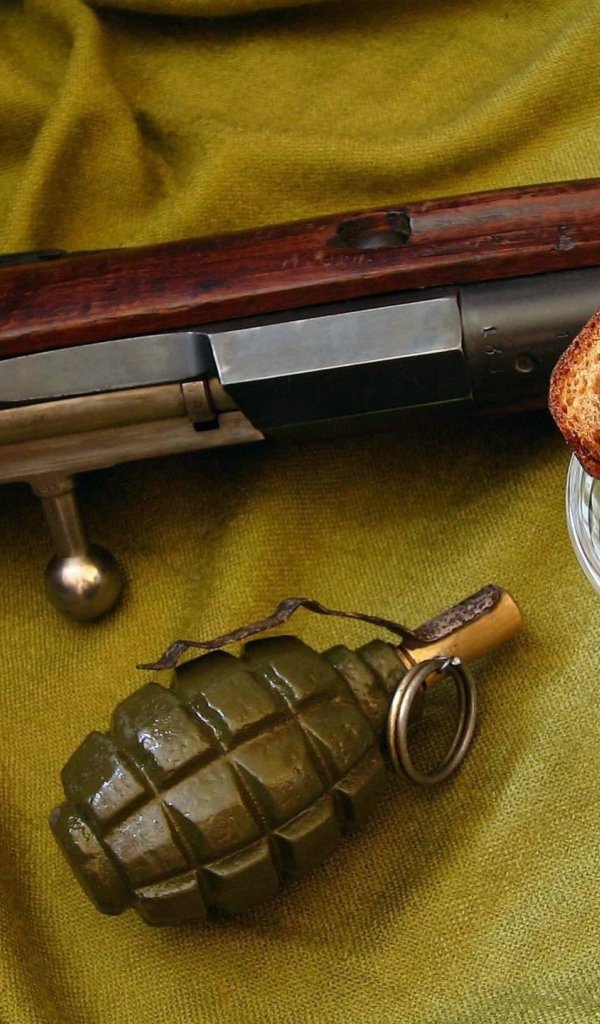 Граната, рюмка водки с куском хлеба и звезда на 9 мая 