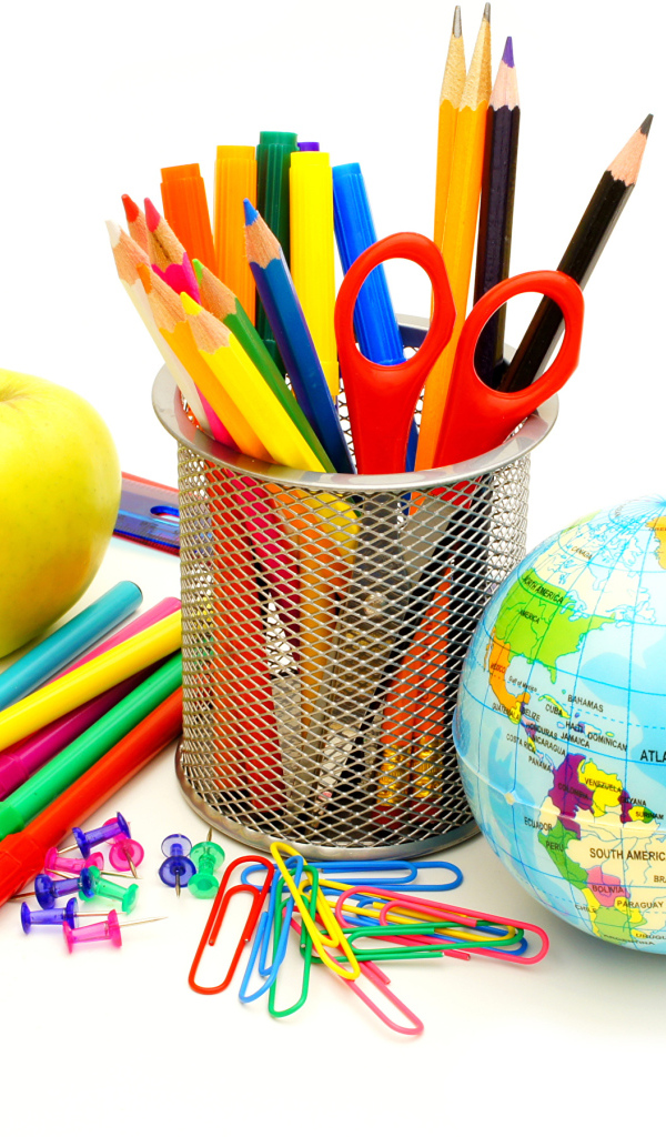 Канцелярские школьные принадлежности на белом фоне на День знаний 1 сентября