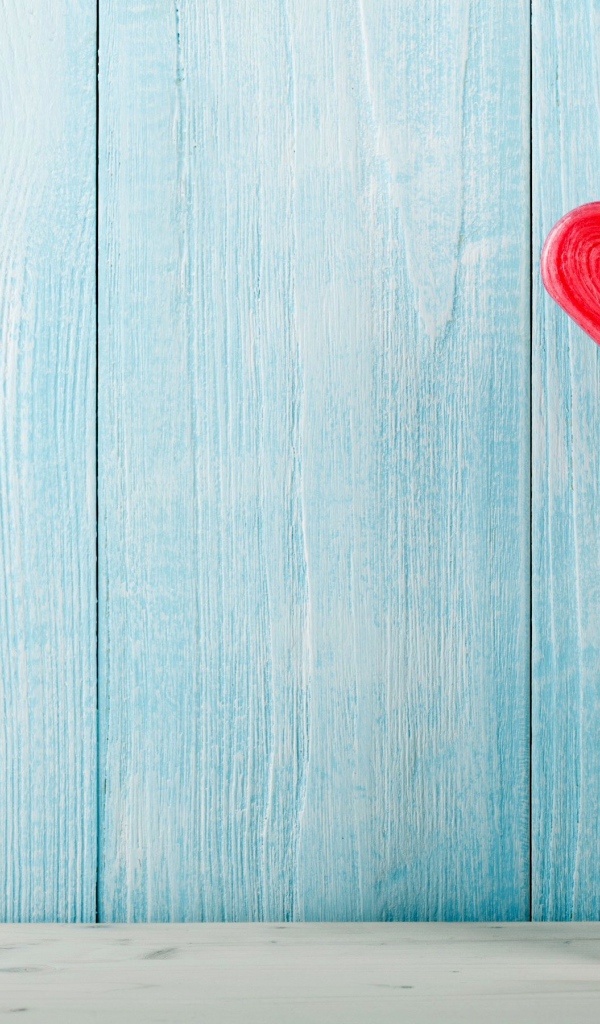 Банка с маршмеллоу и сердечками на голубом фоне