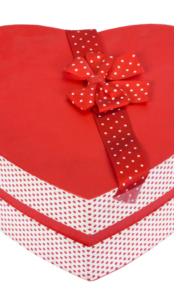 Красивая коробка в форме сердца на белом фоне