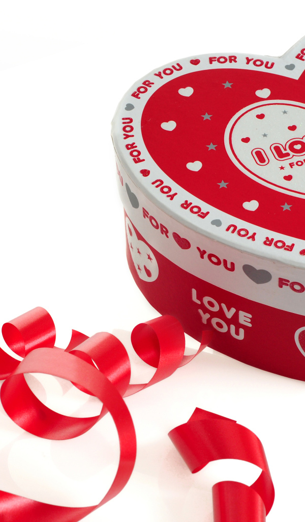 Красивая коробка в форме сердца на белом фоне с красной лентой